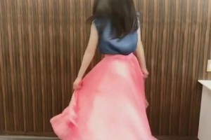久保建英赢麻了！老婆福原遥现场转圈展示裙摆，这也太甜了吧~