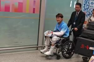 面对韩国对决，毛伟杰不幸受伤，轮椅上微笑亮相，向热情球迷挥手致谢