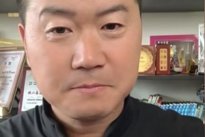 回忆98亚运辉煌时刻：肇俊哲展示铜牌，传承足球精神，共盼中国足球再攀高峰