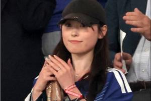 仅3日新婚亮相！久保建英爱妻福原遥手戴婚戒，现场助阵日本对决新西兰赛事