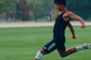 看看迷你罗的日常训练！颠球过人加上脚内侧抽射！