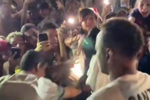 赴约老友绝唱？内马尔惊现布宜诺斯艾利斯，在欢呼声中登上大巴