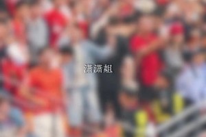 压力山大！博主实拍：重庆龙兴足球场现场球迷高呼“邵佳一下课”