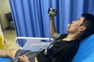 摄影师曝光王秋明病榻疗伤瞬间，手机直播见证天津虎队战况